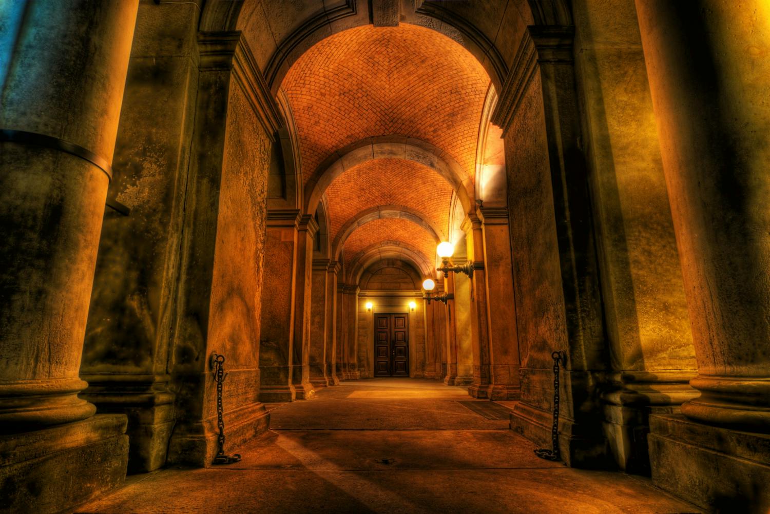 HDR-bilde av gammel bygning sett innenfra